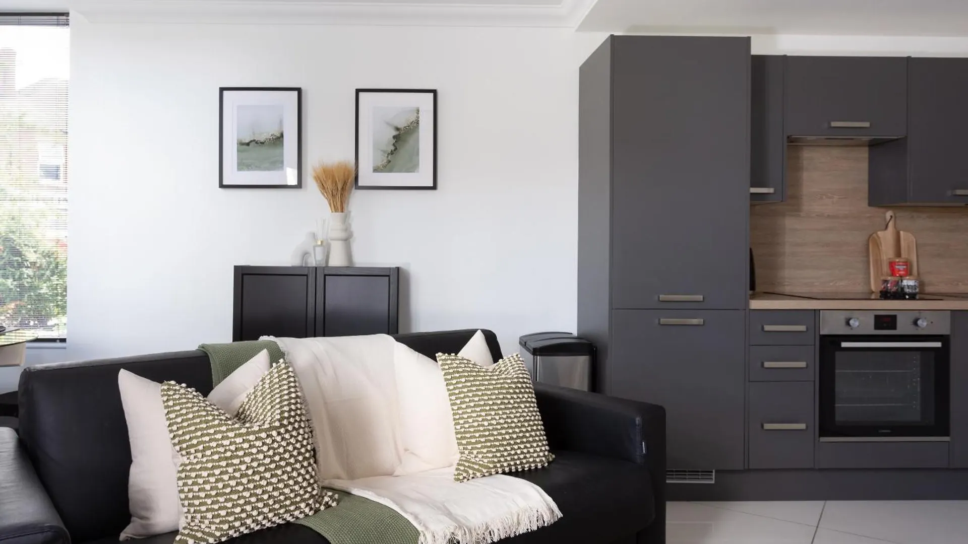 London Mews, Modern Apartment - Sleeps 4 York