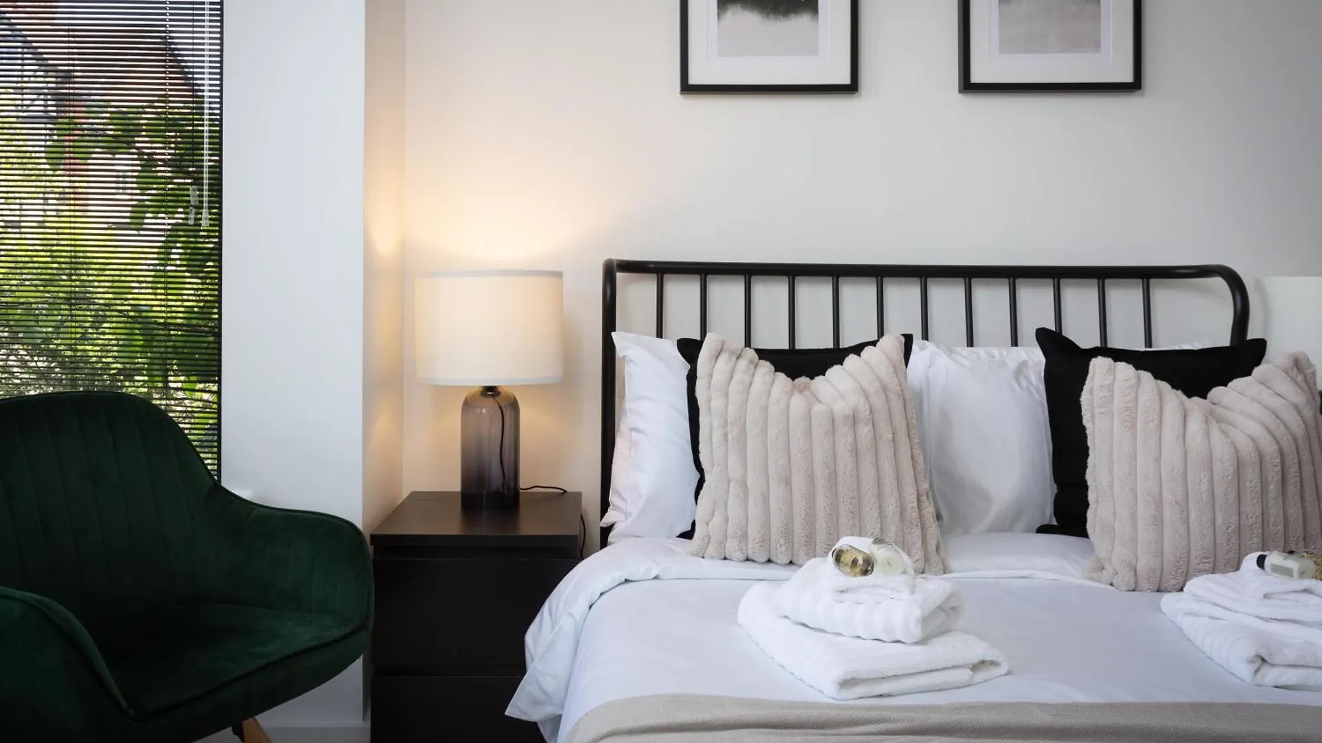 London Mews, Modern Apartment - Sleeps 4 York 0*,