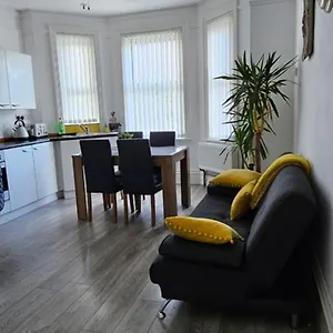 Town Walk To Train Bus Clubs Night Life Parking Kitchen Etc , Bournemouth United Kingdom